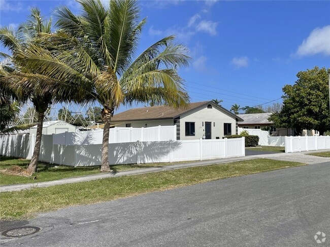 Building Photo - 1370 NW 3rd St Rental