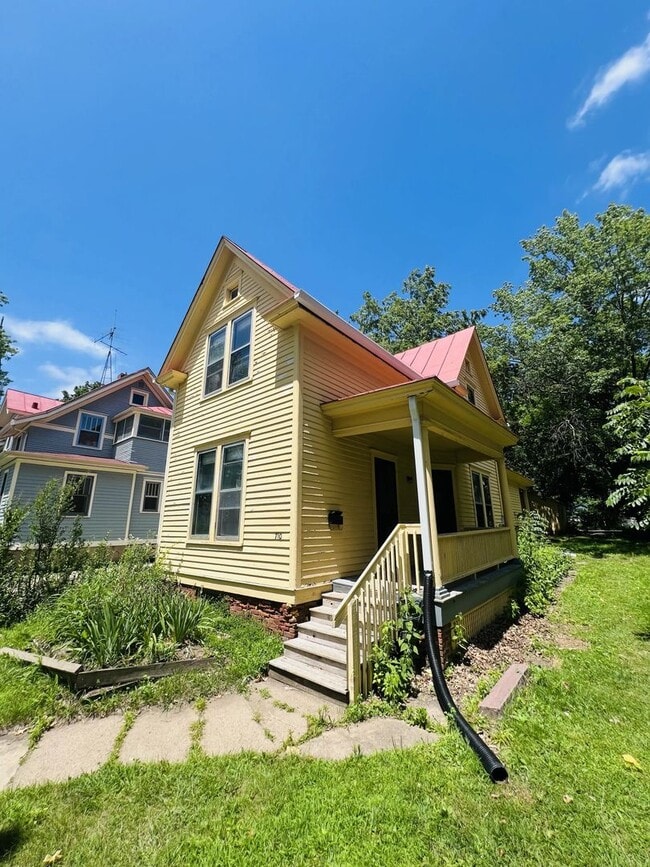 Building Photo - 710 E Davenport St