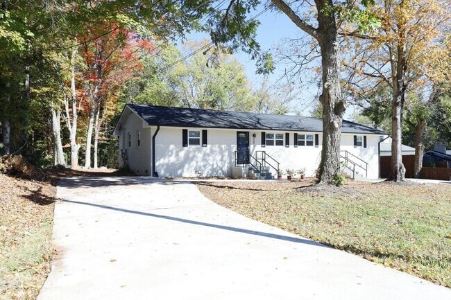 Building Photo - 204 W Corbin St Rental
