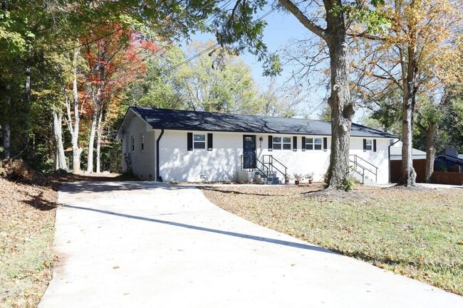 Building Photo - 204 W Corbin St Rental