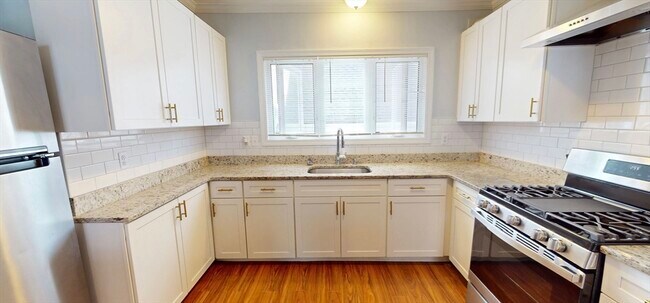 Building Photo - 173 Springvale Ave Unit 2