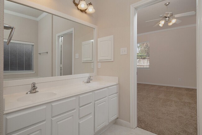 Photo - 47 N Spinning Wheel Cir