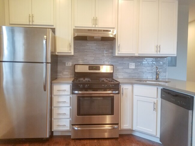 Photo - 2211 W Foster Ave Apartment Unit 3