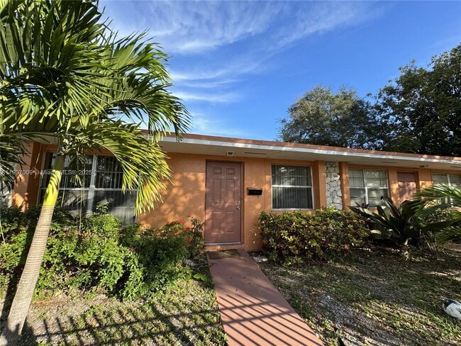 Building Photo - 12735 NE 13th Ave Unit 1