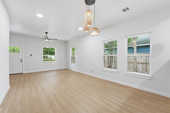 Photo - 2710 Gano St