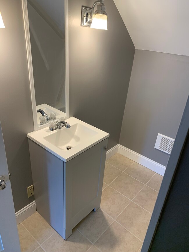 Bath - 2 Lawrence St Unit 2nd floor