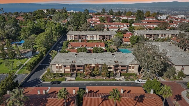 Building Photo - Great Location Armaga Spring Condo Unit 5947-G