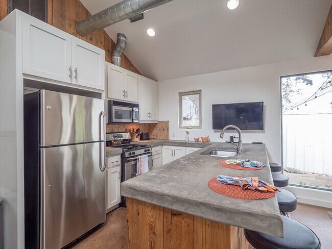 Photo - 2112 Newton St