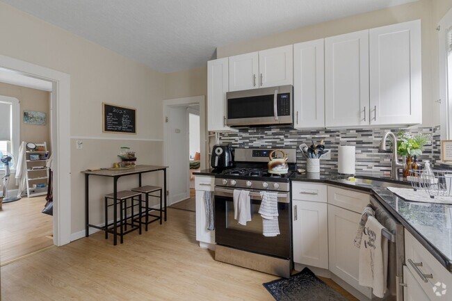 Building Photo - HUGE THREE BED IN SOMERVILLE!!!!!!!! Rental