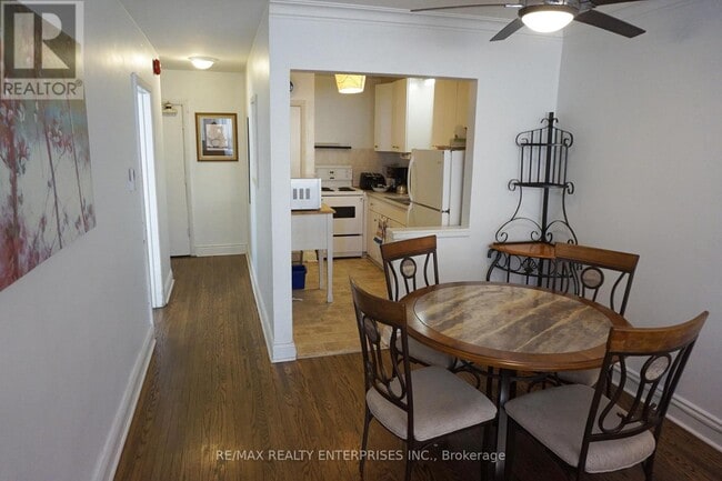 Photo - 297 Lakeshore Rd E