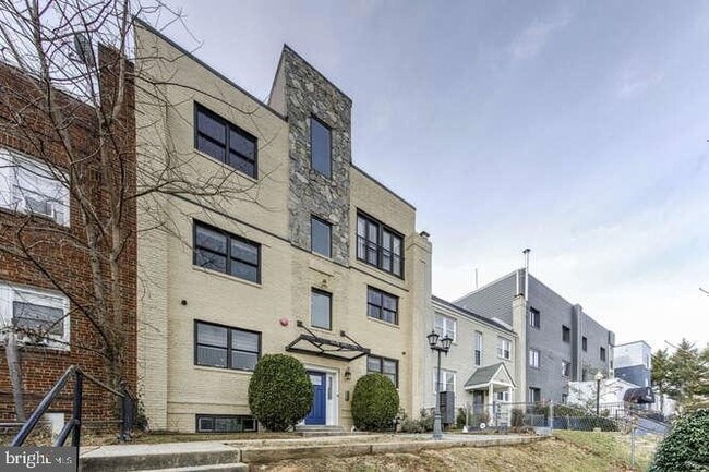 Building Photo - 1928 3rd St NE Unit 2