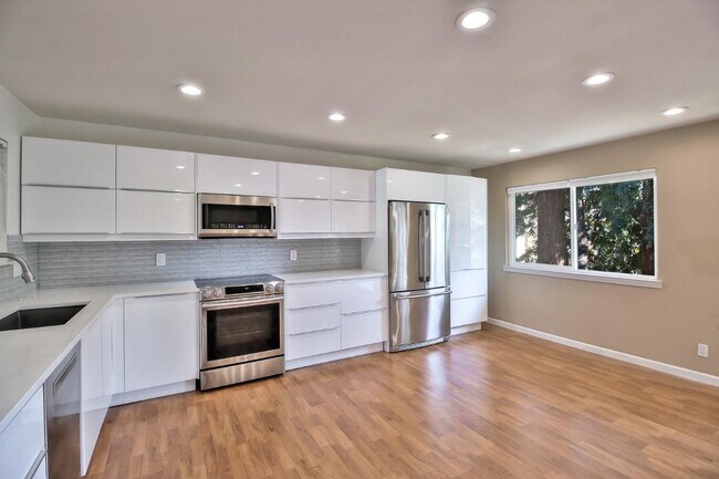 Building Photo - 118 Flynn Ave Unit C