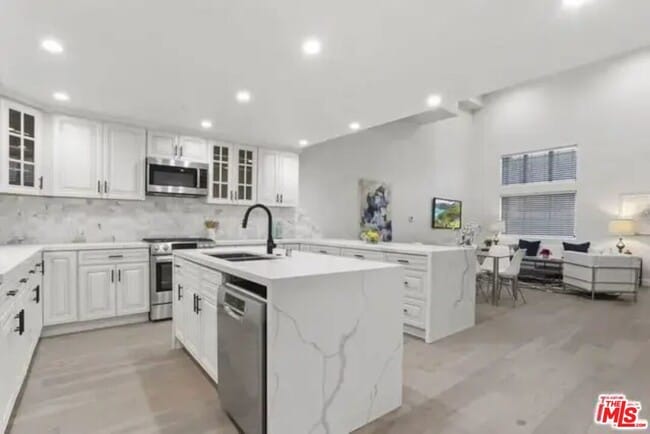 Building Photo - 5019 W Maplewood Ave