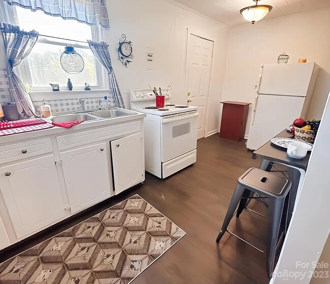 Photo - 556 6th St