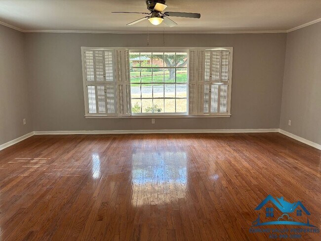 Photo - 2661 Oxford Ave