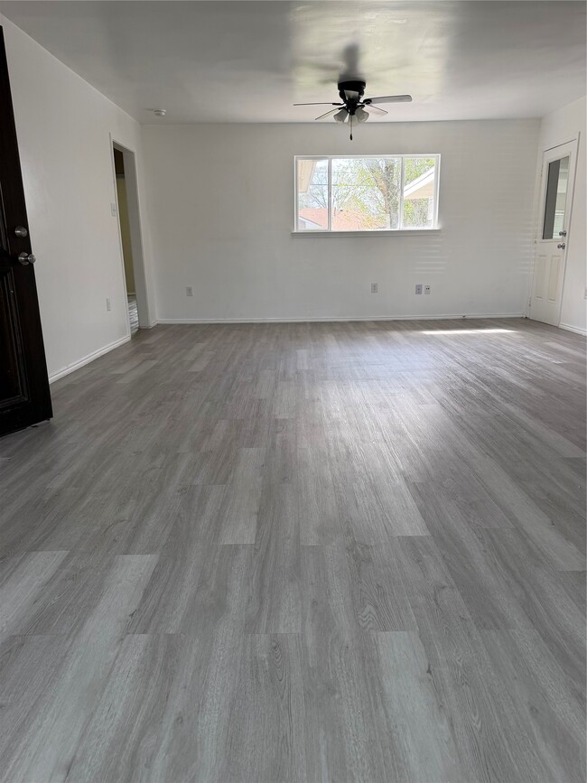 Photo - 738 Arvana St