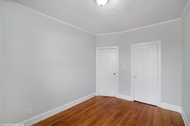 Building Photo - 1008 W 76th St Unit 2 Rental