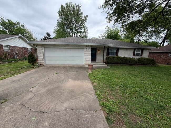 Building Photo - 3 Bedroom | 1 Bathroom | 2 Car Garage | Springfield MO!