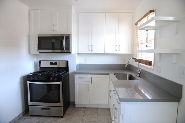 Building Photo - 5622 Hazeltine Ave Unit front