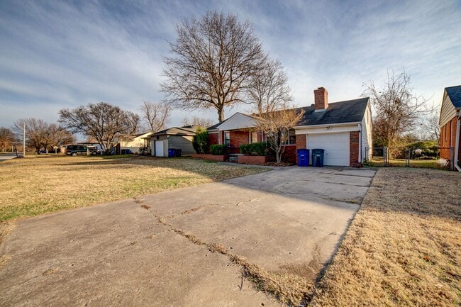 Photo - 4 Bed | 2 Bath in Midtown!