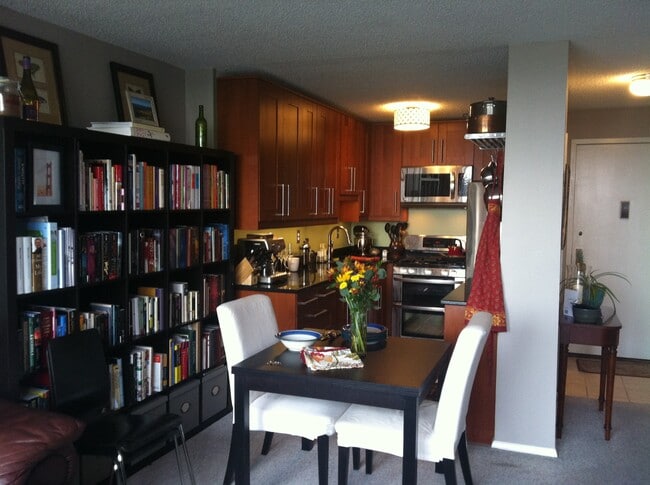 Building Photo - 5225 Pooks Hill Rd Unit 1815N