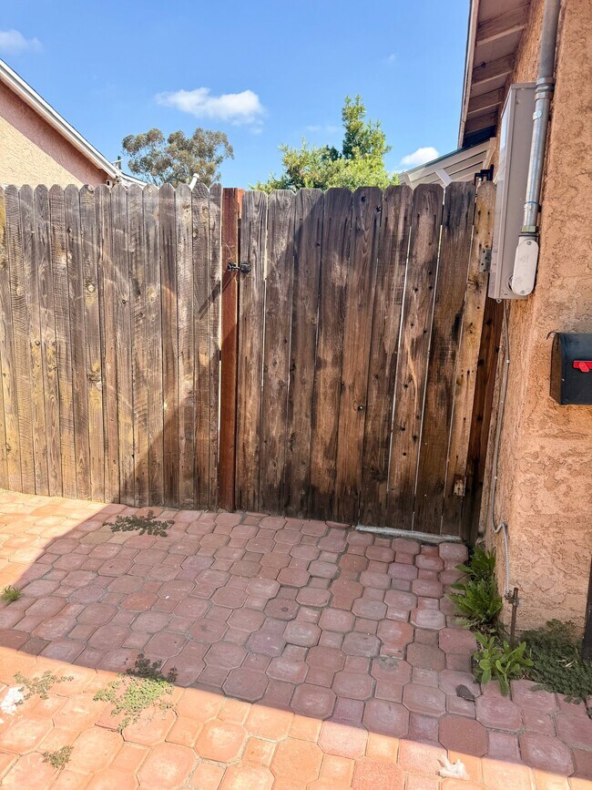 Building Photo - 14643 Chatsworth St