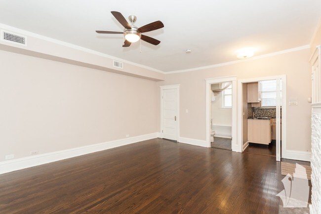 Photo - 729 W Buckingham Pl Unit 7