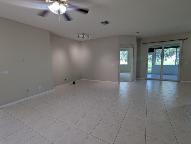 Photo - 589 Waverly Cir