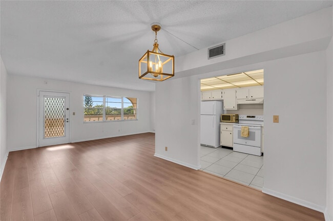 Photo - 1901 Bermuda Cir Unit H4