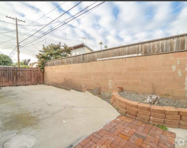 Building Photo - 1215 W L St Unit 2 Rental