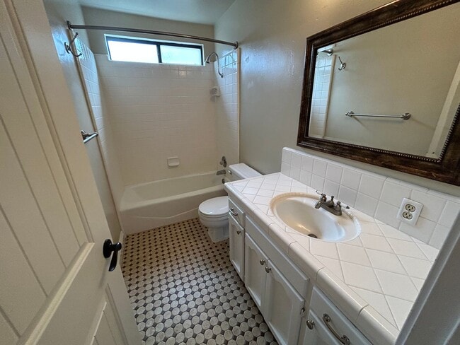 Photo - 3 bedroom 2 bathroom in central Visalia!