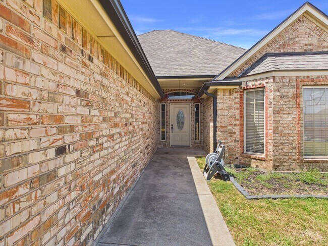 319 SW Coral Ave