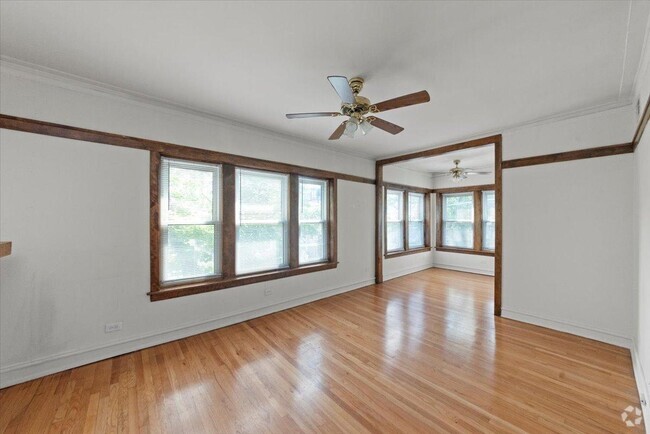 Building Photo - 3 bedroom in Chicago IL 60657 Unit 2 Rental