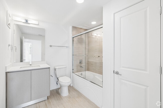 2BR, 2BA w/ Den - 1,085SF - Second Bathroom