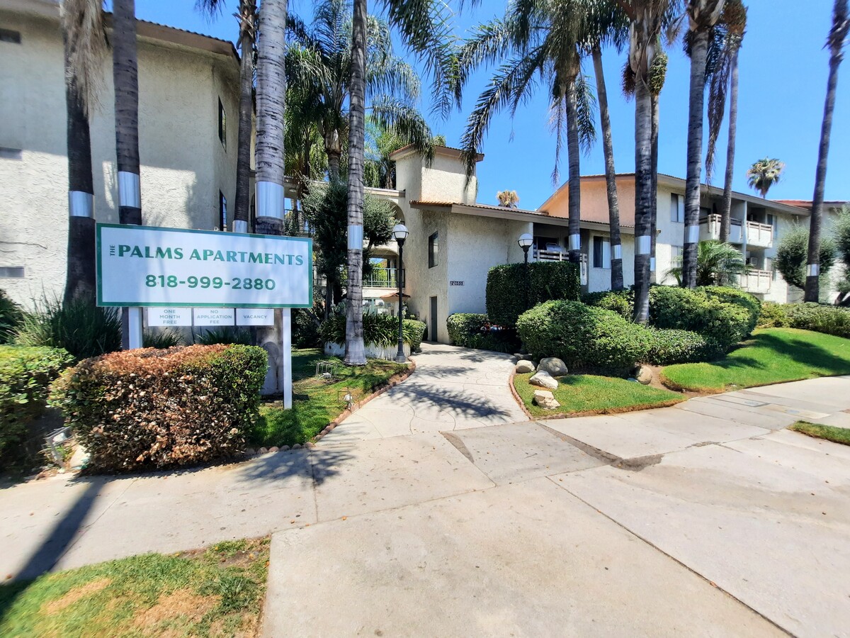 ENTRADA FRONTAL - The Palms Apartments