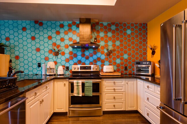 Photo - 10728 Whyte Av NW