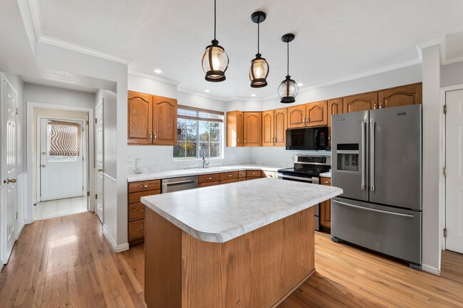 Photo - 283 W Clark St