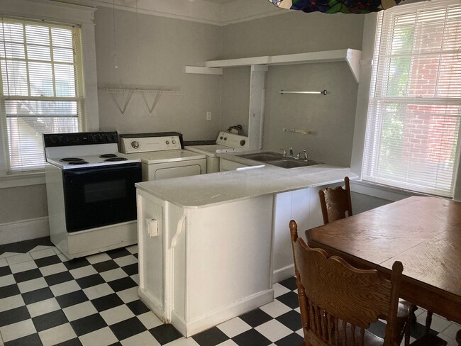 1Bedroom/ 1 Bath Apartment on Fourth St. - 1Bedroom/ 1 Bath Apartment on Fourth St.