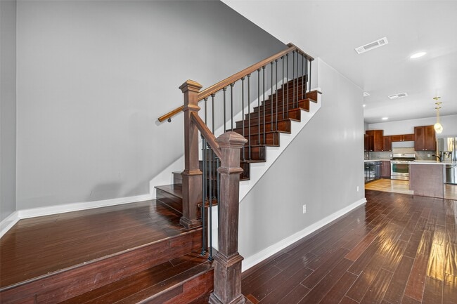 Building Photo - 146 Disney St