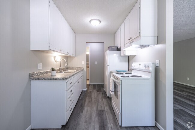1BR, 1BA - 730SF - Kitchen - Brewster Place