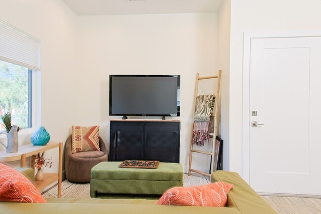 123 S Ave 63