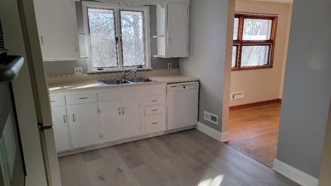 Photo - 404 Crestwood Ct