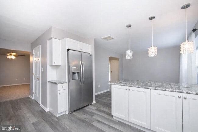 Photo - 304 Coventry Way