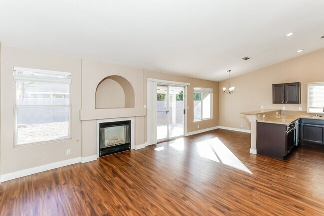 Photo - 925 Sunnyfield Way