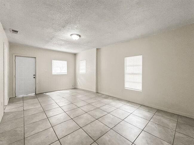 Photo - Updated and Move-In Ready in Prime Tampa Location! 4bed | 1bath