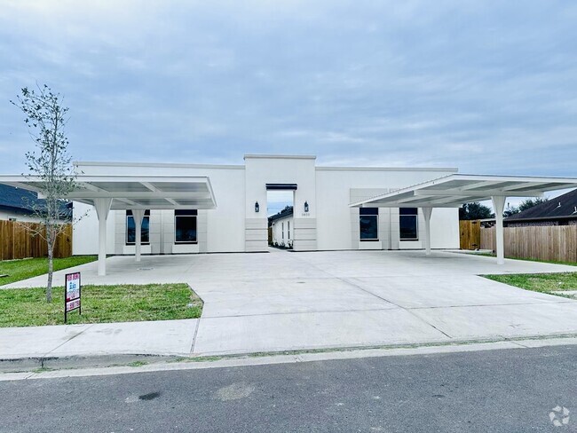 Building Photo - 3704 N Robin Ave Unit 2 Rental