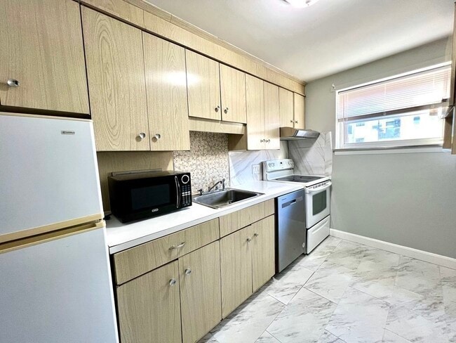 Building Photo - 8 Commonwealth Ct Unit 16