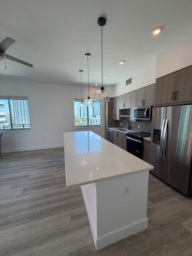 Building Photo - 147 NW 32nd St Unit B9