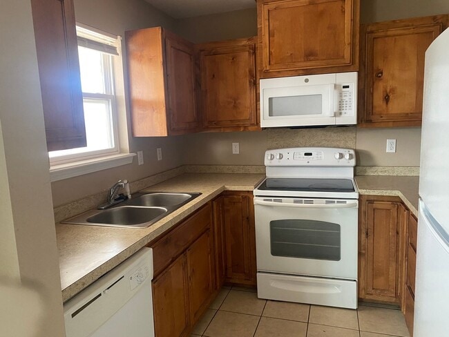 Photo - 3 Bedroom 2 Bath Duplex Unit 103 E Angus