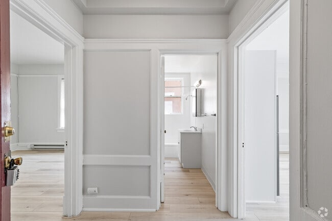 1 Br, 1 Ba, 522 – 633 SF - Entry of apartment - Hardwood Floor